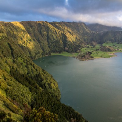 Blick vom Kraterrand des Lagoa Azul