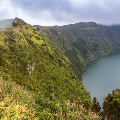 Blick vom Kraterrand des Lagoa Azul