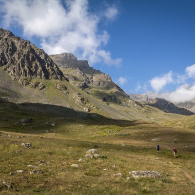 Weite grüne Wiesen laden zum Wandern ein.