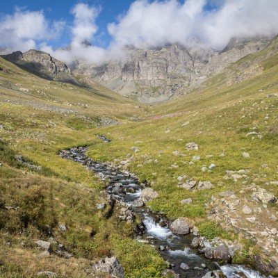 Entlang am Fluss immer weiter die Berge hinauf.