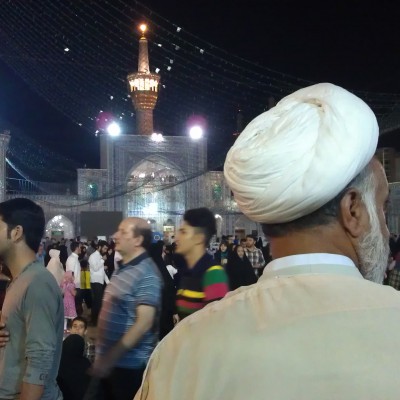 Mullah im Imam-Reza-Heiligtum (Handy-Bild)