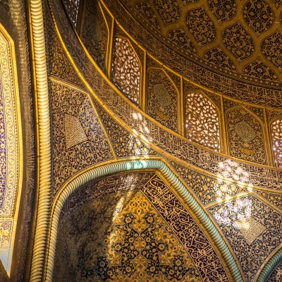 Blumenmuster und Ranken im Inneren der Lotfullah-Moschee