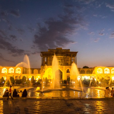 Imam-Platz mit dem Ali-Qapu-Palast beim Sonnenuntergang