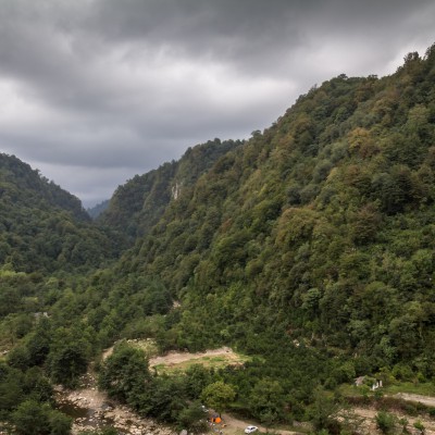 Nebelwälder auf dem Weg zur Kelardasht-Hochebene