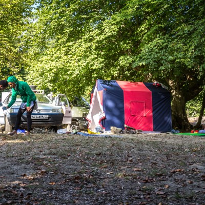 Zelten im Wald der Kelardasht-Hochebene