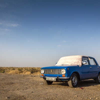 Einsamer Lada an der usbekischen Grenze