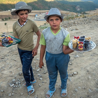 Kinder an der Straße von Ardabil zum Kaspischen Meer
