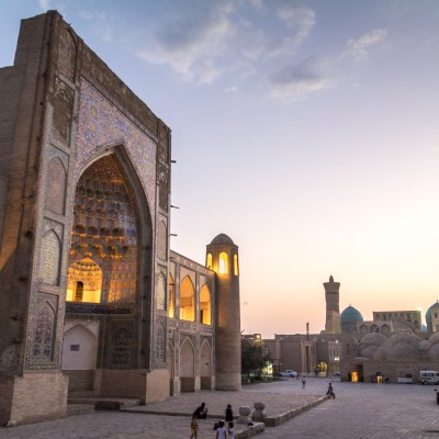 Fassade der Abdulazizxon-Medrese und Bukhara-Stadt im Hintergrund