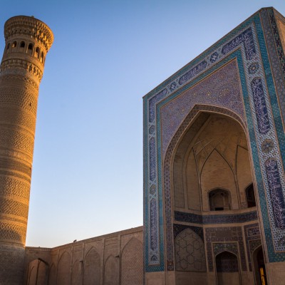 Fassade der Kalon-Moschee mit dem Minarett