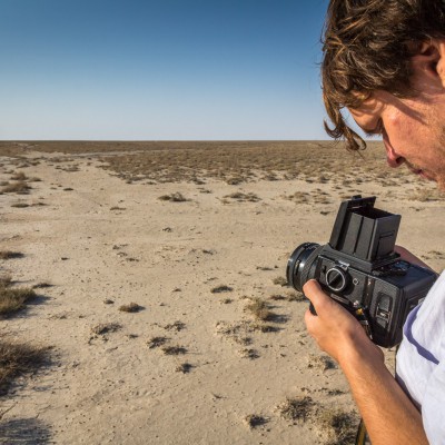 Tobias mit historischem Foto-Equipment