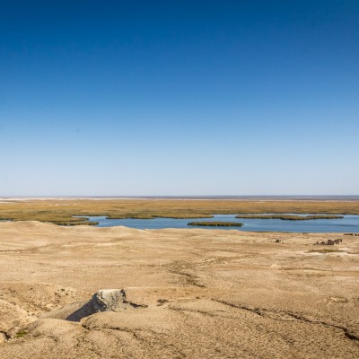 Wüste, Wasser, Grünflächen, Salzwüste am Sudochie-See