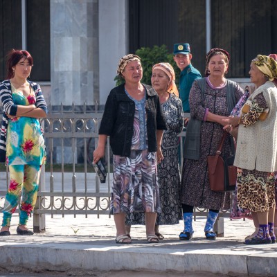 Wartende Frauen am Bahnhof von Nukus