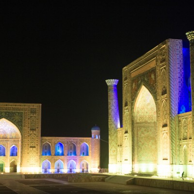 Registan-Platz bei Nacht, Samarkand