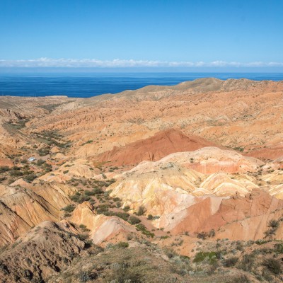 Fairytale Valley und Issyk Kul im Hintergrund