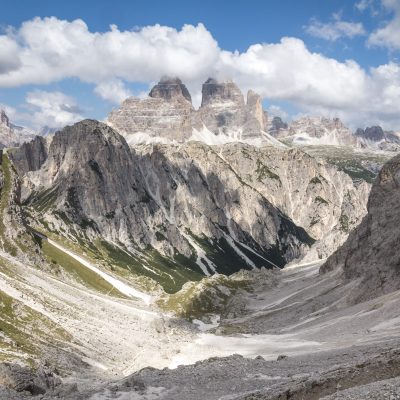 Kurz hinter der Fonda-Savio-Hütte mit Aussicht auf die Drei Zinnen