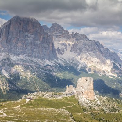 Das Tofane-Massiv mit dem Cinque Torri im Vordergrund