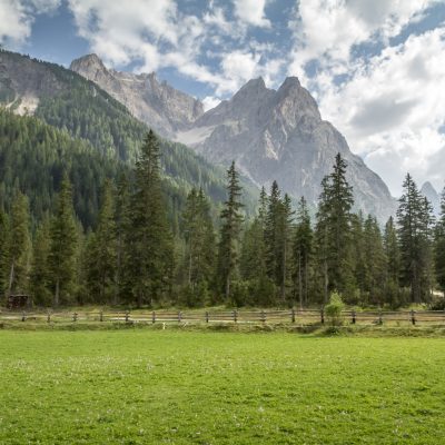 Wieder im Tal mit Blick auf die Sextener Rotwand, den Elferkofel und den Zwölferkofel