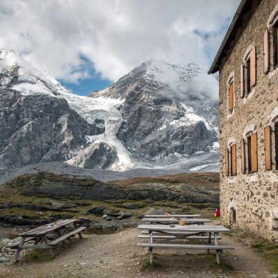 Hintergrathütte mit Blick auf Königsspitze (links)und Zebru (rechts)