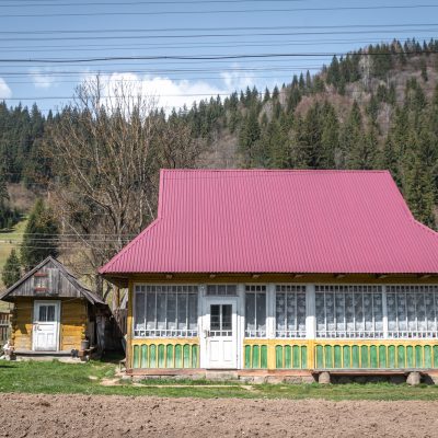 Traditionelle Holzhäuser der Karpatenregion