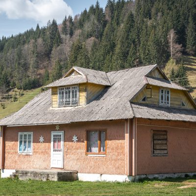 Traditionelle Holzhäuser der Karpatenregion