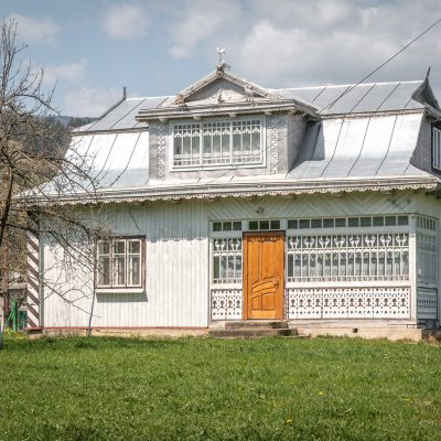 Traditionelle Holzhäuser der Karpatenregion