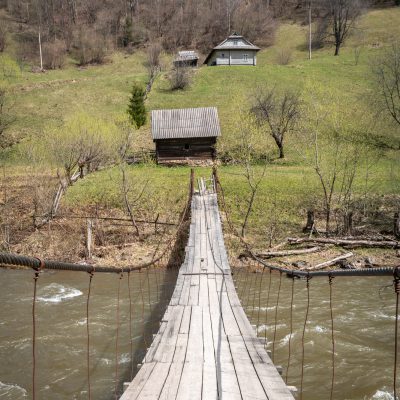 Hängebrücke oft als einziger Zugang