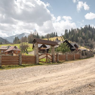 Dsembronja am Fuße des Pip Iwan