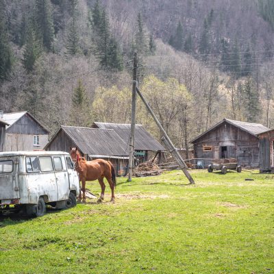 Dsembronja am Fuße des Pip Iwan