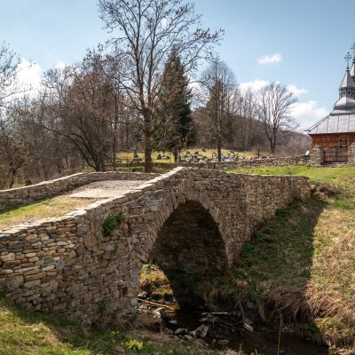 Steinbrücke mit Holzkirche in Olchowiec (erbaut ca. 1500)