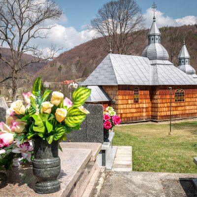 Grab mit Holzkirche in Olchowiec