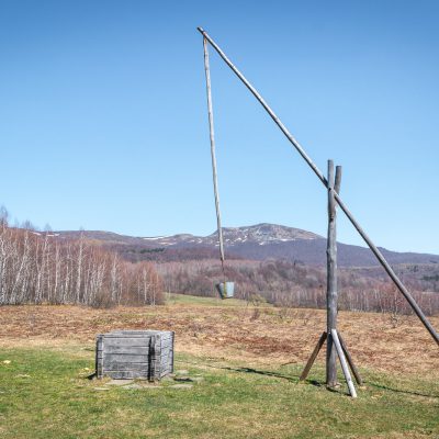 Alter Brunnen mit Blick auf den Tarnica