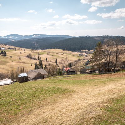 Dorf mit Blick auf die nördlichen ukr. Karpaten