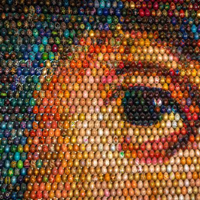 Wandbild aus Ostereiern (Detailaufnahme)