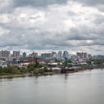 Skyline von Nowosibirsk mit dem dritt längsten Fluss Russlands - Ob
