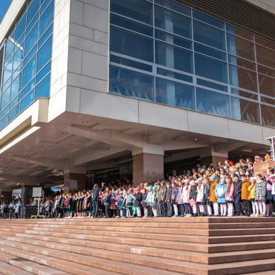 Chor mit 2.000 Stimmen vor der Philharmonie in Krasnojarsk