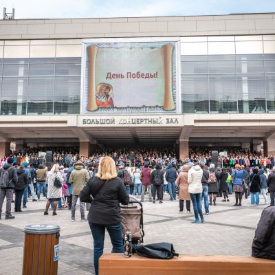 Chor mit 2.000 Stimmen vor der Philharmonie in Krasnojarsk