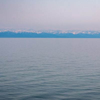 Blick auf die Bergekette des Baikalsky NP am Ostufer des Baikalsees