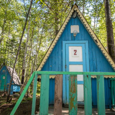 Holzhütten im Snezhnaya-Touristenzentrum