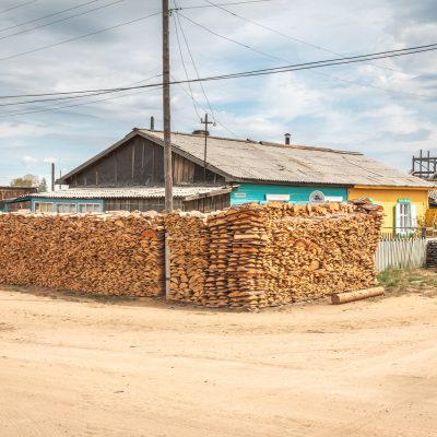 Holz vor der Hütte