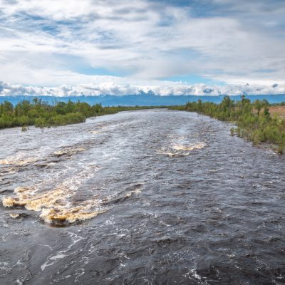 Fluss Ina mit Blick auf die Barguzin-Gebirgskette