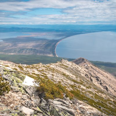 Landzunge, die das Ostufer des Sees mit der Halbinsel verbindet