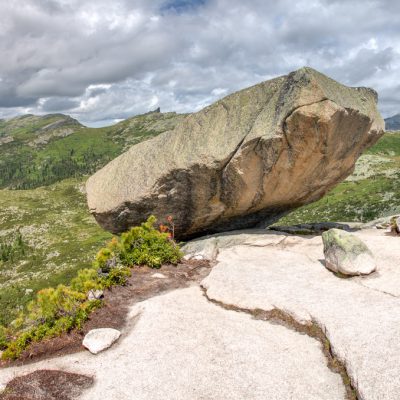 Hanging Stone im Ergaki Nationalpark