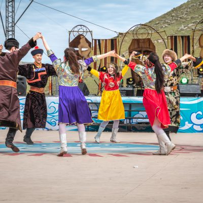 Traditionelle Tänze, Gesänge und Trachten