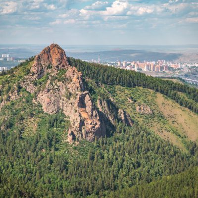 Takmak mit Krasnoyarsk im Hintergrund