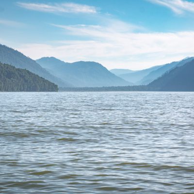 Ruhige Kamga-Bucht im Telezkoje-See