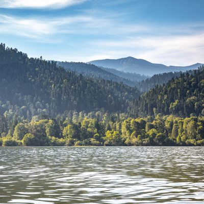 Ruhige Kamga-Bucht im Telezkoje-See