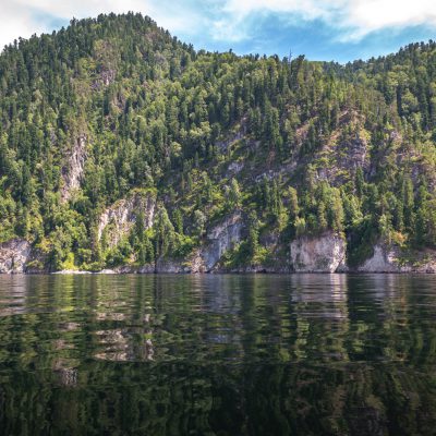 Eindrucksvolle Wände am Telezkoje-See