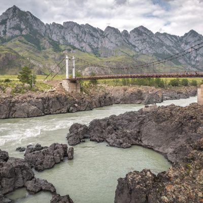 Hängebrücke über den Katun-Fluss