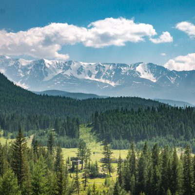 Blick auf das Gebirgsmassiv des Aktru