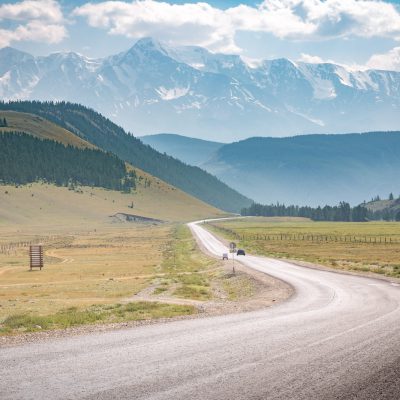 Blick auf das Gebirgsmassiv des Aktru